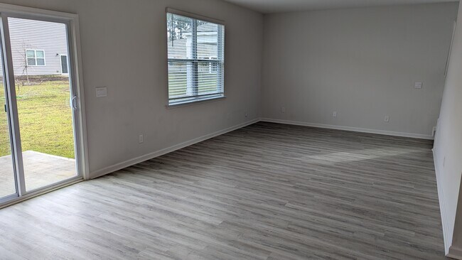 Building Photo - 114 Windrush Pnes