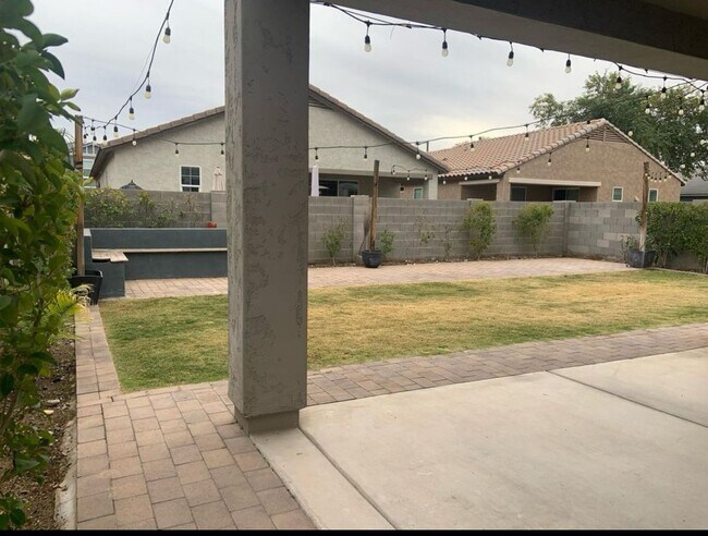 Foto del edificio - 2217 W Betty Elyse Ln