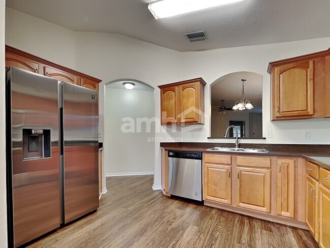 Foto del edificio - 8138 Canterbury Lake Blvd