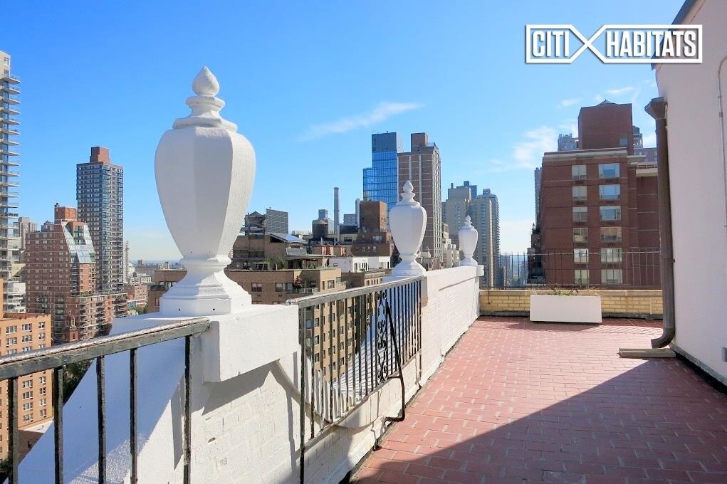 Primary Photo - 242 E 72nd St