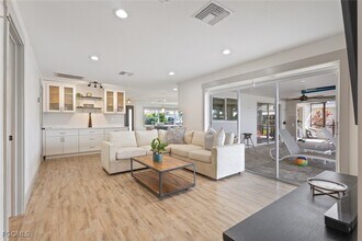 Building Photo - 2232 SE 27th St