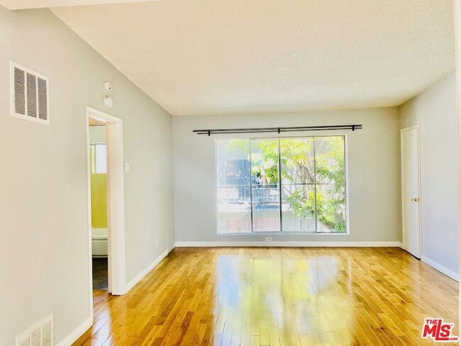 Foto del edificio - 941 N San Vicente Blvd