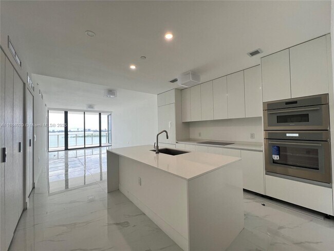 Foto del edificio - 700 NE 24th St