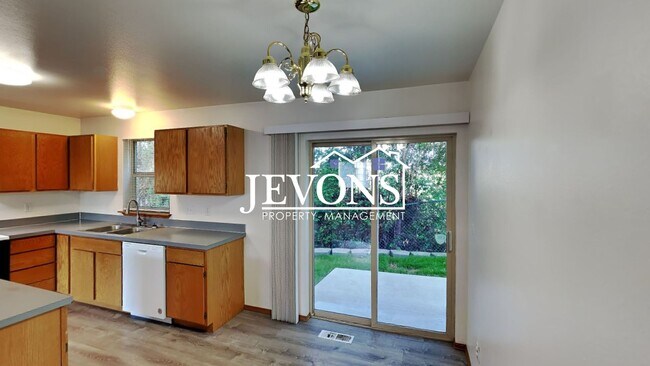 Foto del edificio - Cozy 3-Bedroom home with convenient highwa...