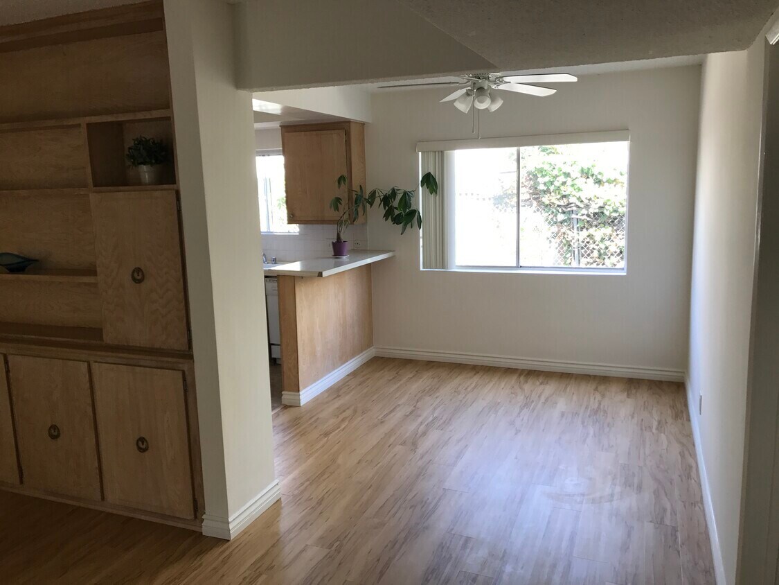 Foto principal - 10701 Moorpark St