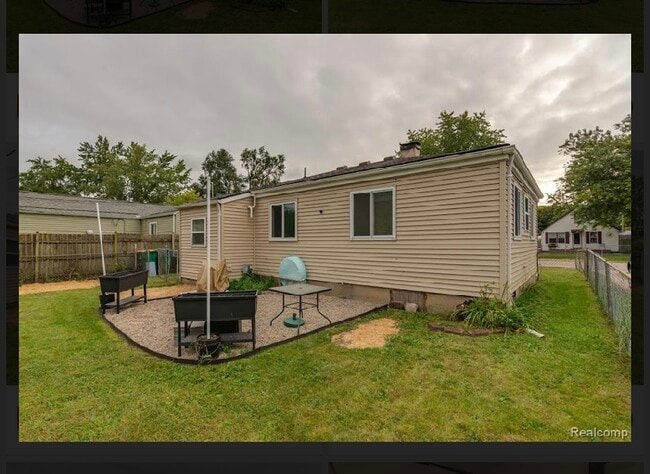 Building Photo - 291 Dakota St