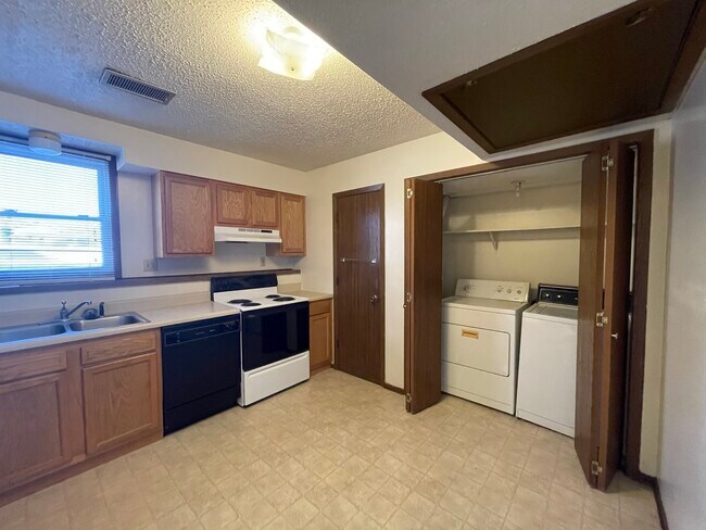 Building Photo - 1305 Queens Ct