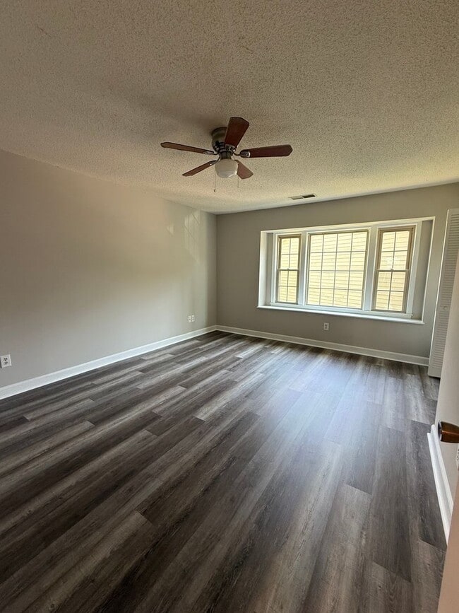 Building Photo - 2BR/2.5BA Townhouse