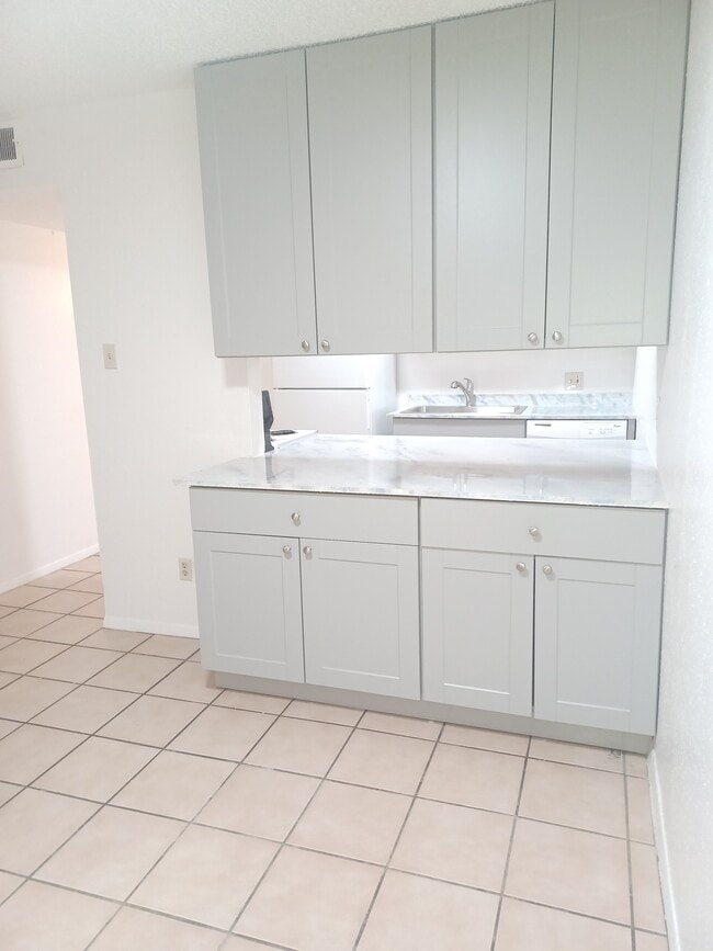 Building Photo - 2800 Cerrillos Rd