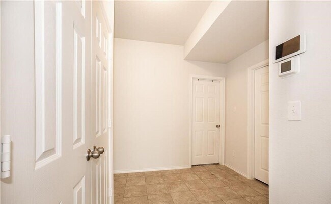 Foto del edificio - 4 bedroom 2 bathroom home! Lawncare included!