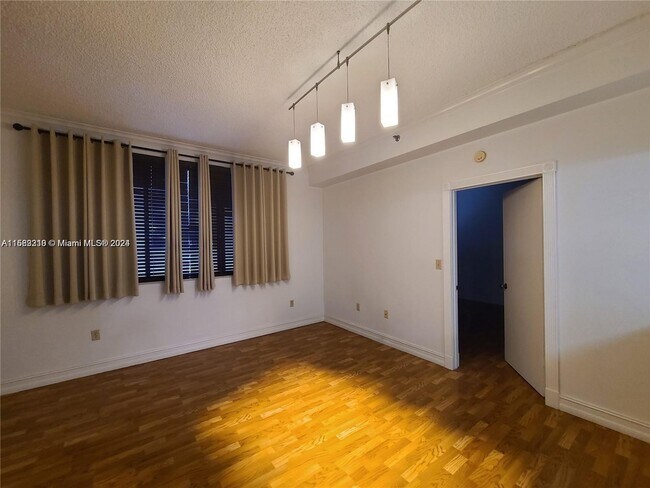Building Photo - 540 Brickell Key Dr