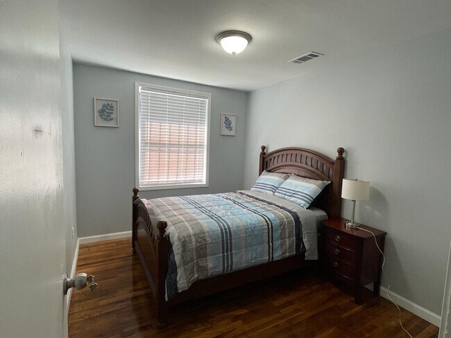 Foto del edificio - 1514 S McLean Blvd