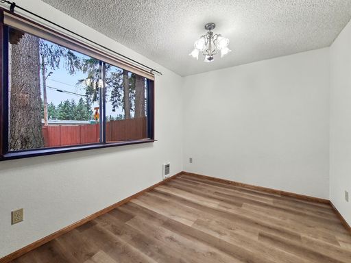 Foto del edificio - AVAILABLE NOW! Thoughtfully Updated Kingsgate Home with Fireplace and Fenced Yard