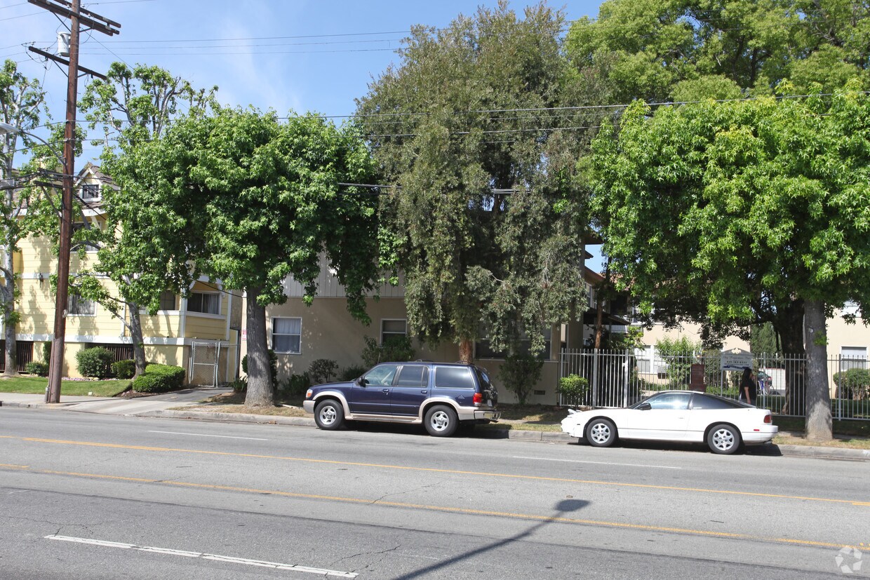 Foto del edificio - 6937-6943 Kester Ave