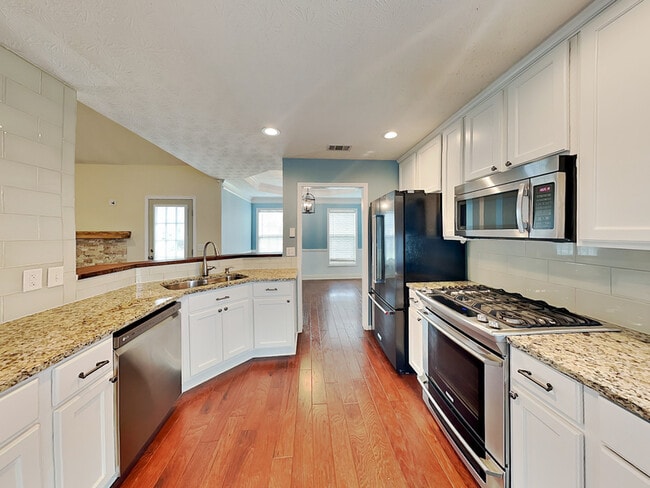 Building Photo - 17 Derby Way NE