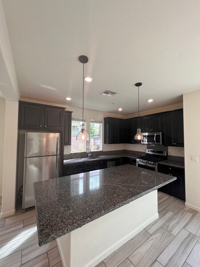 Foto del edificio - Spacious 4 Bedroom, 3 Bath Home with Bonus Room, 2 Car Garage in Westpark Village!