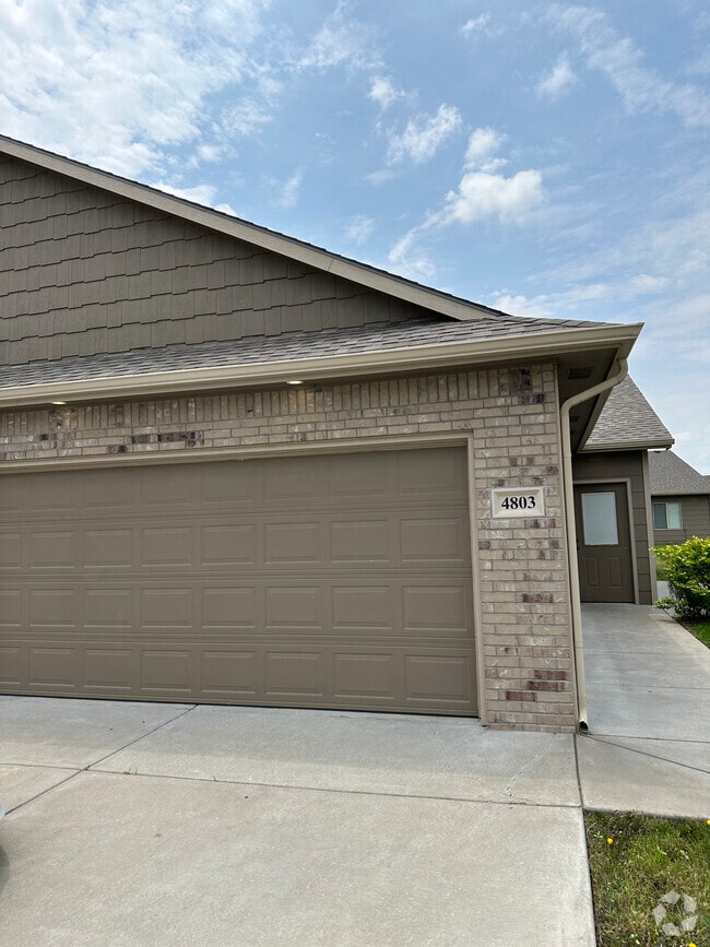 Building Photo - 4801 N Hillside Ct