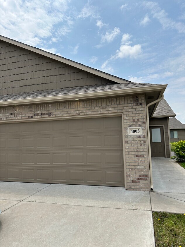 Foto principal - 4801 N Hillside Ct