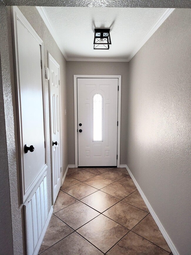 Building Photo - 132 Greenleaf Dr