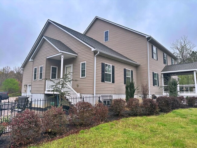 Building Photo - Enjoy the perks of country living without ...