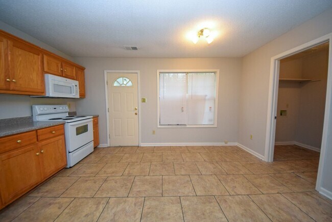 Foto del edificio - Updated 3 bedroom, 2.5 bath town home betw...