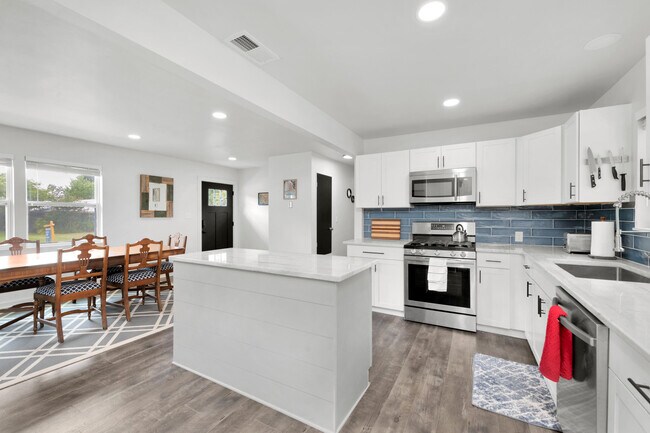 Foto del edificio - 108 Moriarty St NW
