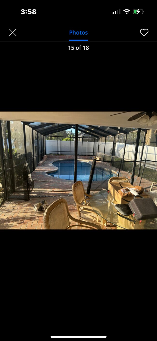 Patio con adoquines alrededor de la piscina. - 2415 Arborwood Dr