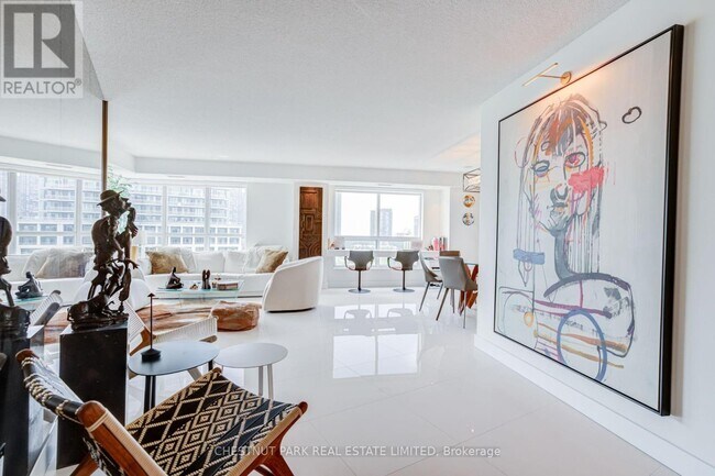 Photo du bâtiment - 2111 Lake Shore Blvd W