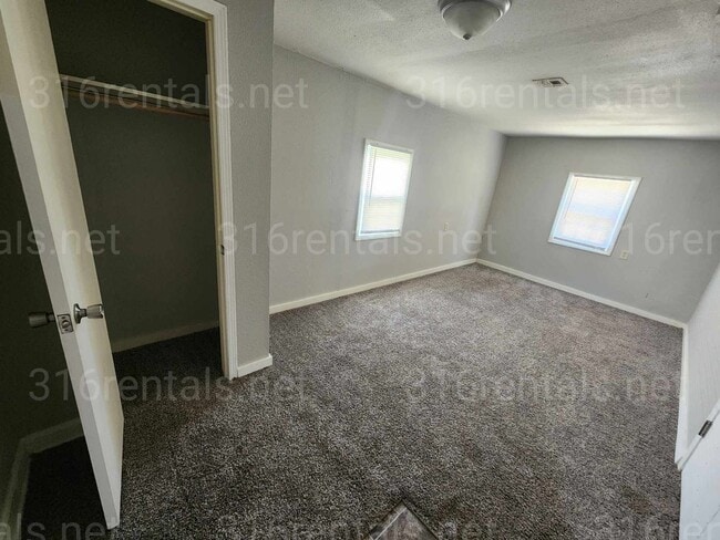 Foto del edificio - $949 - 3 bedroom / 1 bathroom - Single Fam...