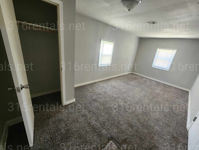Building Photo - $995 - 3 bedroom / 1 bathroom - Single Fam...