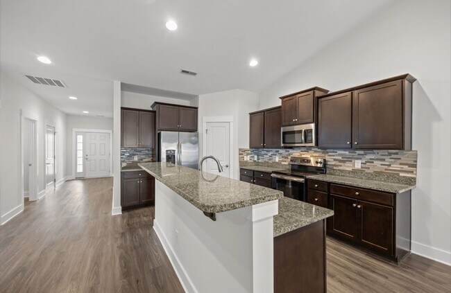 Foto del edificio - Like New Garden View Townhome in Graham