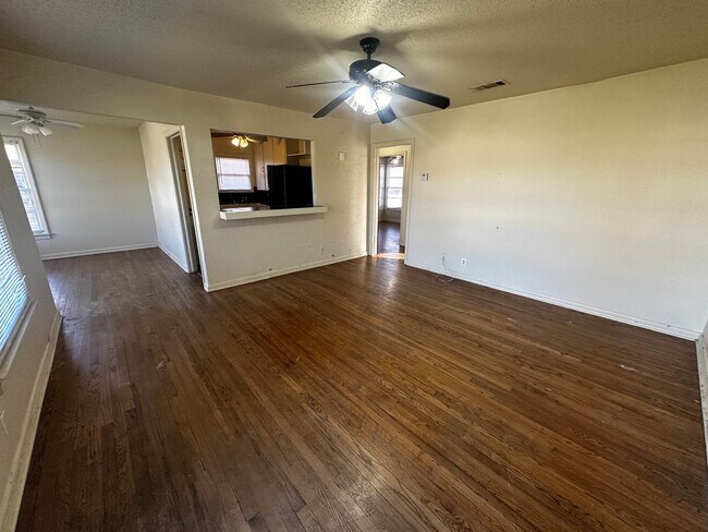 Building Photo - 3 bedroom 1 bathroom with 1 car garage in ...