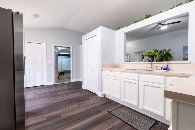 Foto del edificio - 6841 Ridgeview Ave