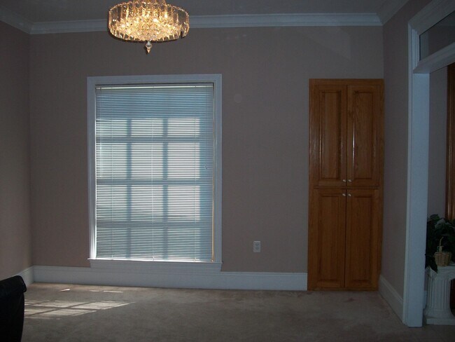 Foto del edificio - Spacious home in Woodlawn Estates