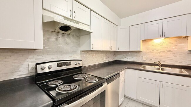 Building Photo - Spacious 3 bed, 2 bath upstairs, condo in ...