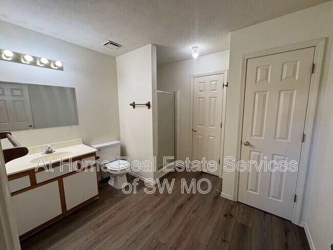 Building Photo - 1212 Flora St