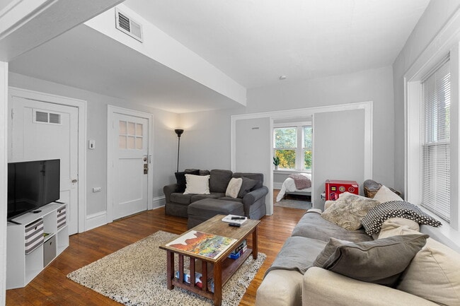 Photo - 6615 Kingsbury Blvd Apartments