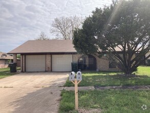 Building Photo - 2110 Hinkle Ave