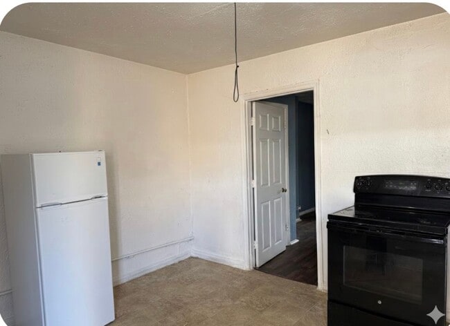 Building Photo - 1921 Emerson Dr