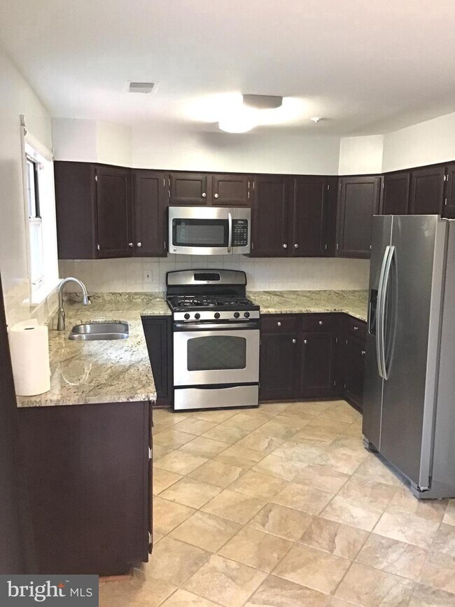 Building Photo - 115 College Station Dr