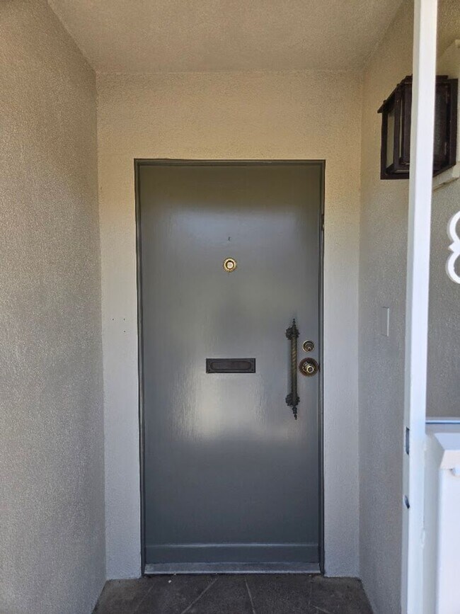 Foto del edificio - A Fabulous 3 Bedroom Townhome Centrally located.