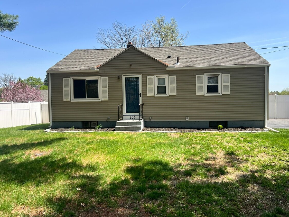 Foto principal - Single Family Ranch for Rent In Sixteen Ac...