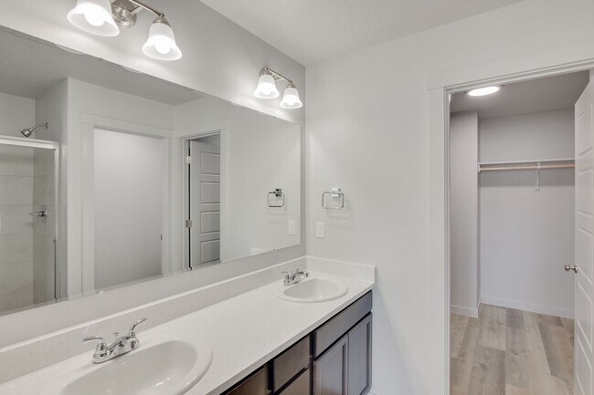 Foto del edificio - Near Everywhere You Want To Be!  Ambleside Townhomes!