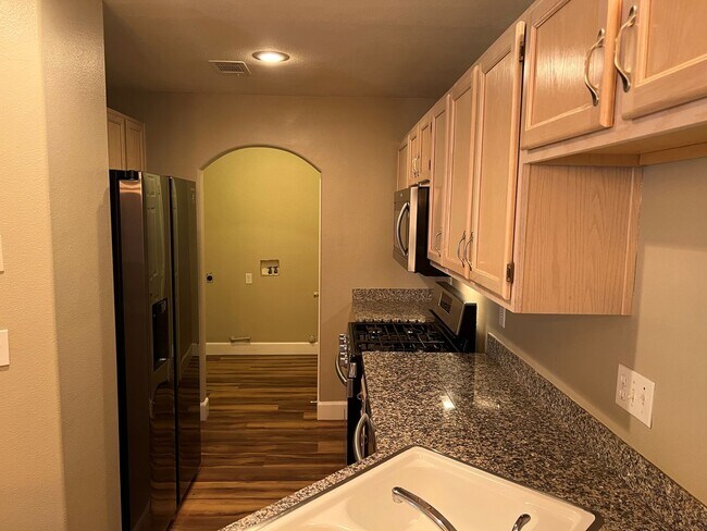 Building Photo - GORGEOUS TOWNHOME FOR IMMEDIATE MOVE-IN