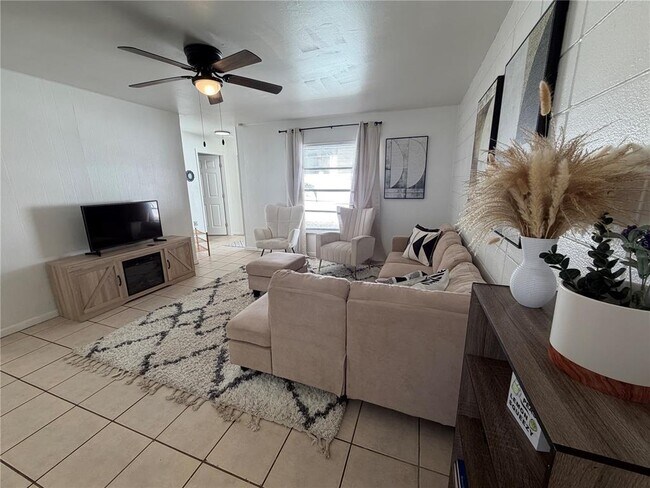 Foto del edificio - 15219 Westminister Ave