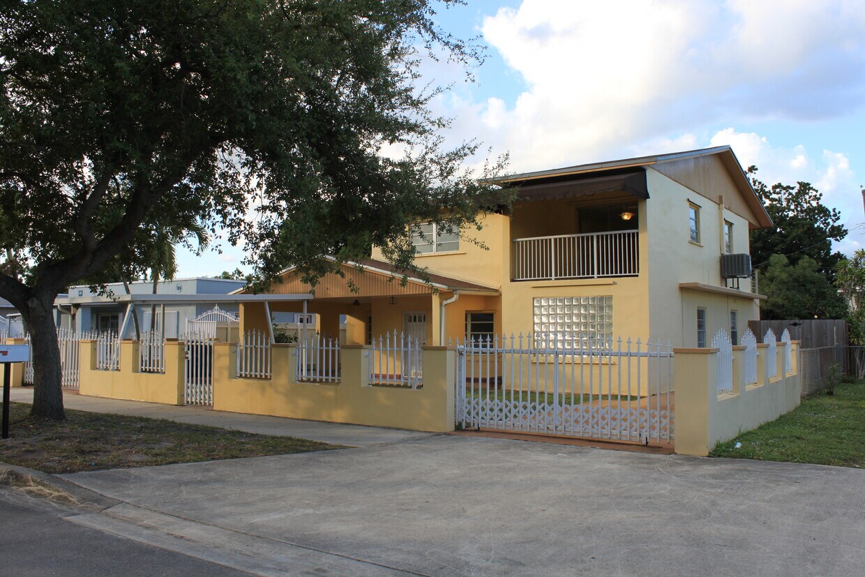 Frente de la casa - 971 E 18th St