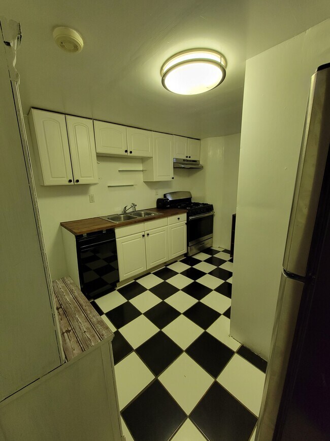 Kitchen / Laundry - 2500 E Jewell Ave