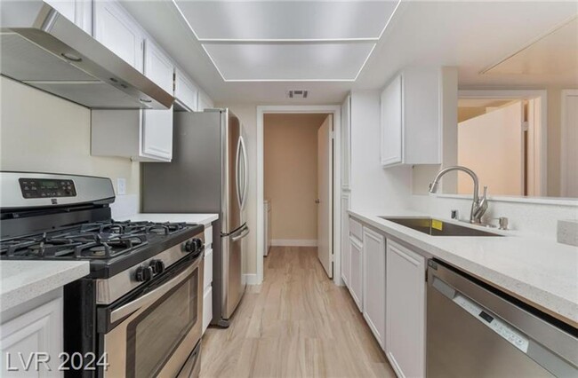 Building Photo - Remodeled Downstairs 2-Bedroom / 2-Bathroo...