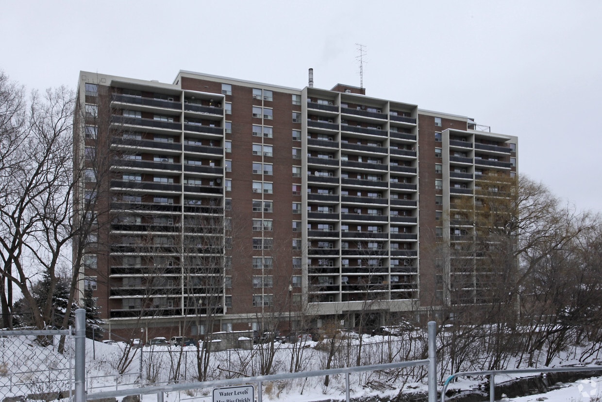 Building Photo - 100 Dundas Street