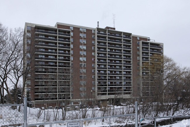 Photo du bâtiment - 100 Dundas Street East